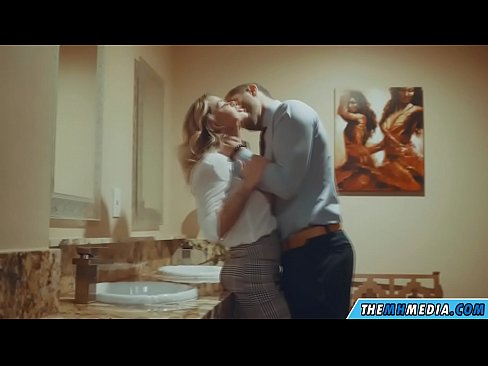 ❤️ وقتی یک بلوند بی تنه شما را در یک دستشویی عمومی اغوا می کند ☑ پورن مقعد در ما ❤